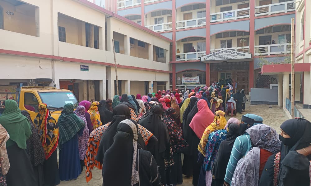 উৎসবমুখর পরিবেশে সোনাগাজীতে ভোটগ্রহণ, কেন্দ্রজুড়ে দীর্ঘ লাইন