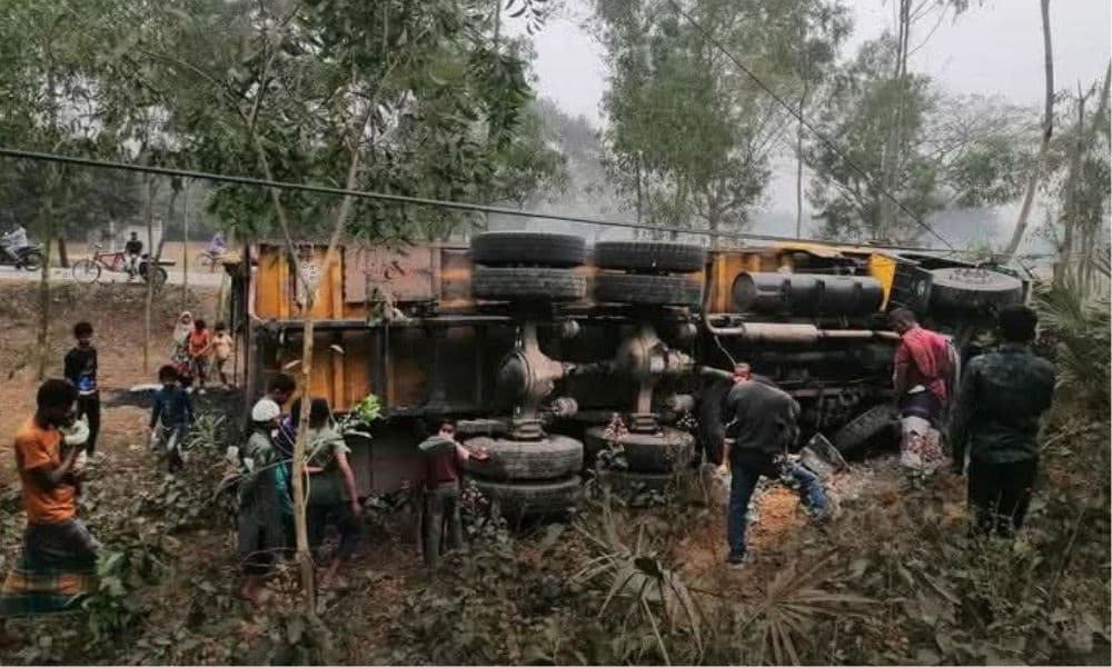 পার্বতীপুরে কেভি লাইনে ট্রাকের ধাক্কা, বিদ্যুৎ বিচ্ছিন্ন এলাকা