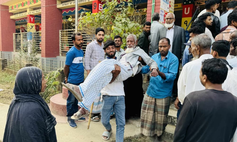 ছেলের কোলে ভর করে ভোটকেন্দ্রে ৮৫ বছরের বৃদ্ধ