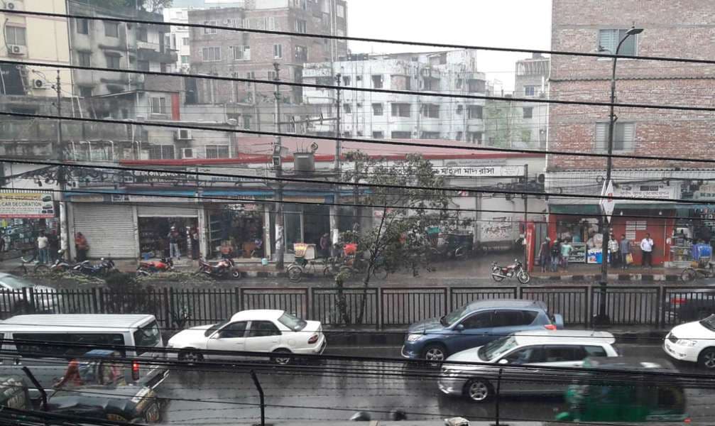 মৌসুমের প্রথম বৃষ্টিতে স্বস্তি, ভিজল ঢাকা