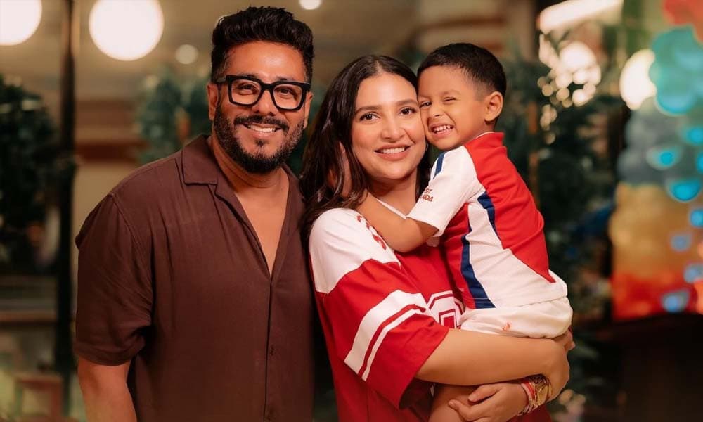 সন্তানসহ দুবাইয়ে আটকে শুভশ্রী, কলকাতায় বসে উদ্বিগ্ন স্বামী