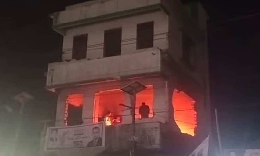 আওয়ামী লীগের কার্যালয়ে এনসিপির বিক্ষোভ, আগুন