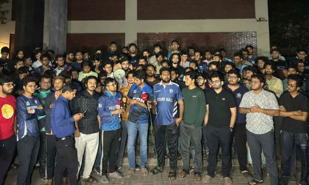 গভীর রাতে বুয়েটে শিক্ষার্থীদের বিক্ষোভ, পাটোয়ারীকে ঘিরে হট্টগোল