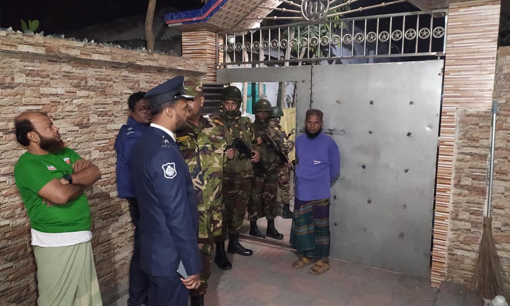 চাঁদা না দেওয়ায় অভয়নগরে জুটমিল মালিকের বাড়িতে ককটেল হামলা