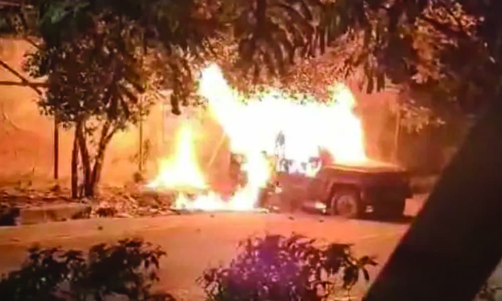 আগারগাঁওয়ে পার্কিং করা গাড়িতে আগুন