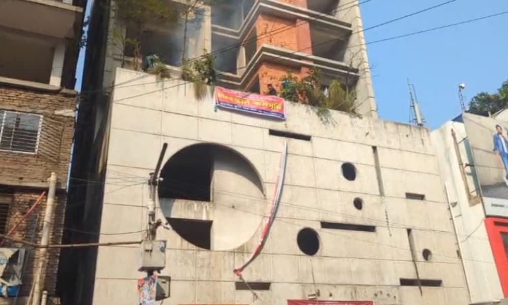 আওয়ামী লীগের কেন্দ্রীয় কার্যালয়ে আগুন