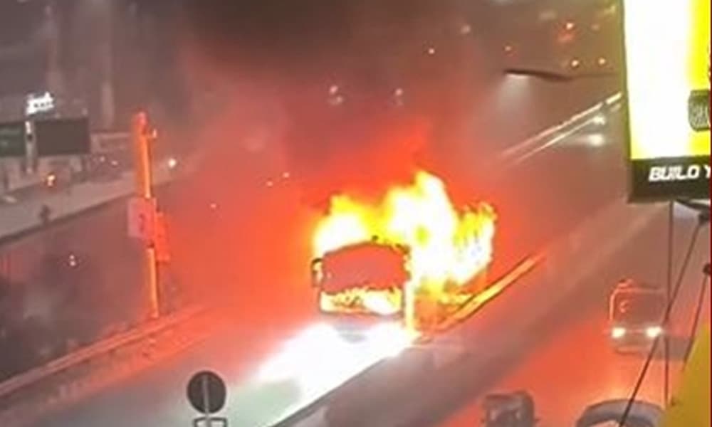 রাজধানীর ধোলাইর পাড়ে বাসে আগুন