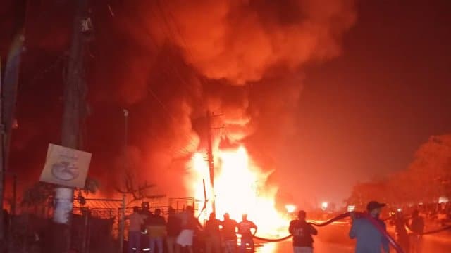 সীতাকুণ্ডে আগুনে ১২ দোকান ভস্মীভূত