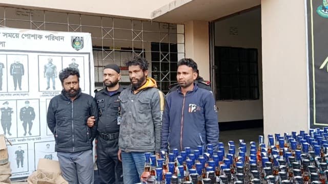 ট্রাকভর্তি ভারতীয় মদ আসছিল ঢাকায়