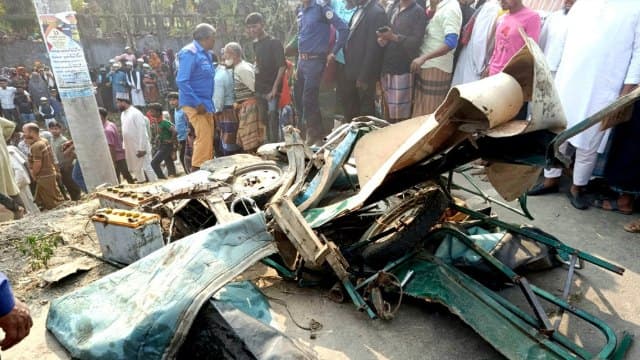 ভোলায় বাসচাপায় মা-ছেলেসহ নিহত ৩