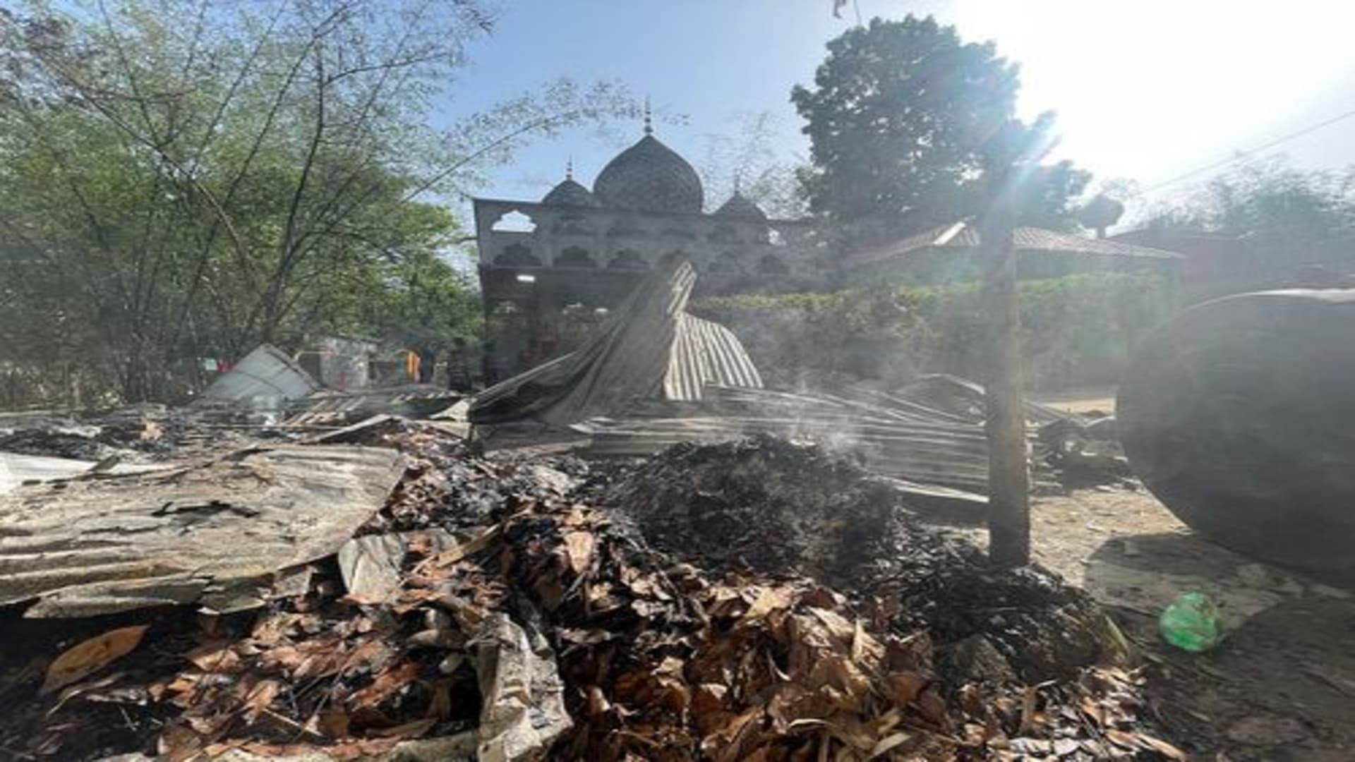কুষ্টিয়ায় পীরকে কুপিয়ে হত্যা, দরবারে এখনো ধোঁয়া