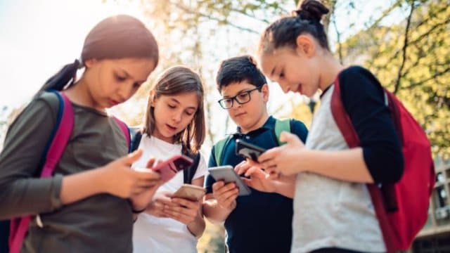 ১৫ বছরের নিচে শিশুদের জন্য সোশ্যাল মিডিয়া নিষিদ্ধ করতে ফ্রান্সে বিল পাস