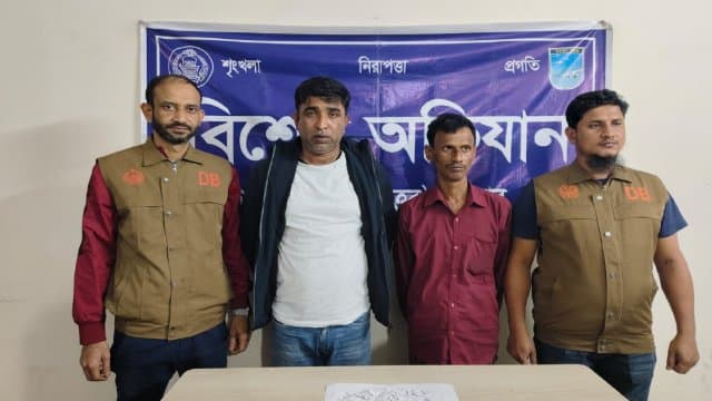 আশুলিয়ায় ডিবির মাদকবিরোধী অভিযান, ১০০ পুড়িয়া হেরোইনসহ দুই কারবারি গ্রেপ্তার