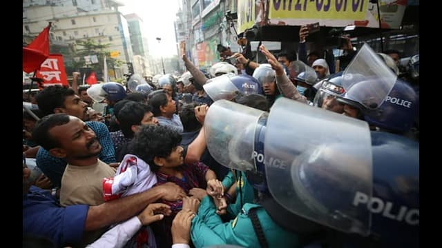 বাম গণতান্ত্রিক জোটসহ কয়েকটি সংগঠনের বিক্ষোভমিছিলে পুলিশের লাঠিপেটা, কয়েকজন আহত