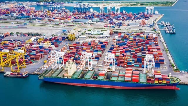 চট্টগ্রাম বন্দরে আয়ে ইতিহাস, কিন্তু সেবায় বাড়ছে জট ও উদ্বেগ