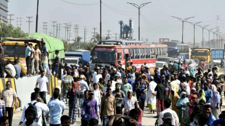 ঢাকা-আরিচা মহাসড়ক অবরোধ করে ইটভাটা মালিক-শ্রমিকদের বিক্ষোভ