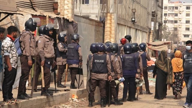 গাজীপুরে পুলিশের সঙ্গে পোশাক শ্রমিকদের ধাওয়া-পাল্টাধাওয়া