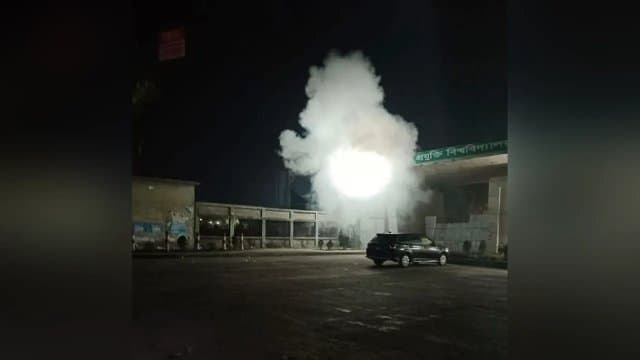 গোপালগঞ্জে বিশ্ববিদ্যালয়ের মূল গেটের সামনে ককটেল বিস্ফোরণ, শিক্ষার্থীদের মধ্যে আতঙ্ক