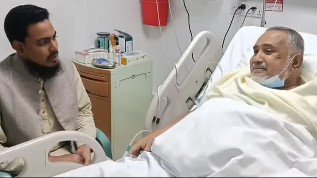হাসপাতালে ডা. মোহাম্মদ তাহেরকে দেখতে গেলেন আখতার হোসেন