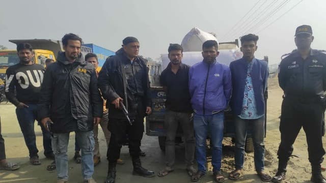 লক্ষ্মীপুরে ৫৫ কেজি গাঁজাসহ পিকআপভ্যান জব্দ, র্যাবের হাতে আটক ৩