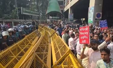 মুখোমুখি পুলিশ ও প্রতিবন্ধী বিদ্যালয়ের শিক্ষকরা