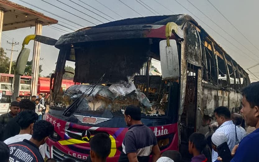 ময়মনসিংহে গভীর রাতে বাসে আগুন, পুড়ে মারা গেলেন ঘুমন্ত একজন