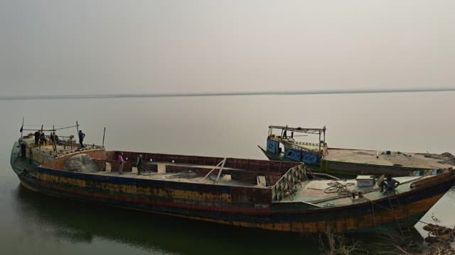 পাবনায় বালুমহালে ডিবি পুলিশের অভিযান, ১০ নৌকা-ভাল্কহেডসহ আটক ৪