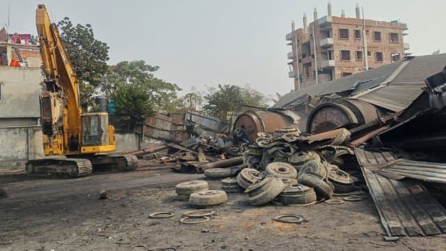 সাভারে অবৈধ সিসা ও পাইরোলাইসিস কারখানায় পরিবেশ অধিদপ্তরের অভিযান, ৫টি কারখানা ভাঙচুর