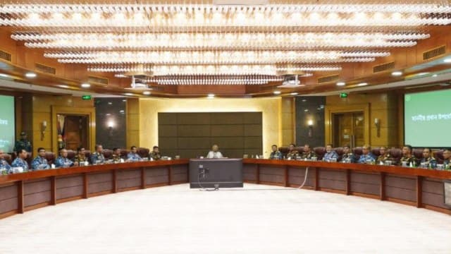 সশস্ত্র বাহিনীর ঊর্ধ্বতন কর্মকর্তাদের সঙ্গে প্রধান উপদেষ্টার মতবিনিময়