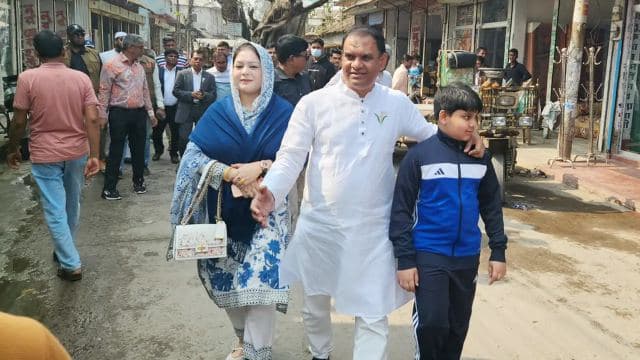 স্ত্রী-সন্তানকে সঙ্গে নিয়ে নির্বাচনী প্রচারে নুরুদ্দিন আহাম্মেদ অপু, ভেদরগঞ্জে ভিন্ন মাত্রা