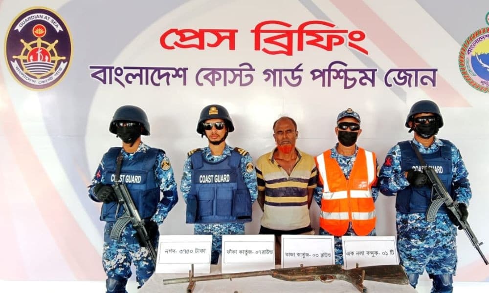 সুন্দরবনে অস্ত্র-গোলাবারুদসহ দুলাভাই বাহিনীর সদস্য আটক