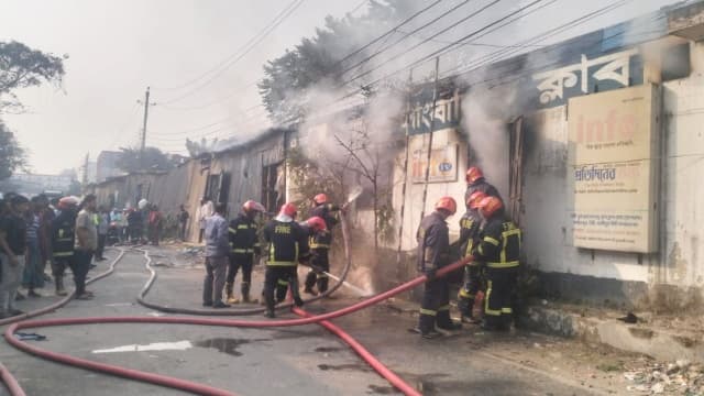 টঙ্গীতে সাংবাদিক ক্লাব ও পাটের গুদামে অগ্নিকাণ্ড