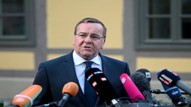 ট্রাম্পকে ক্ষমা চাইতে বললেন জার্মান প্রতিরক্ষামন্ত্রী