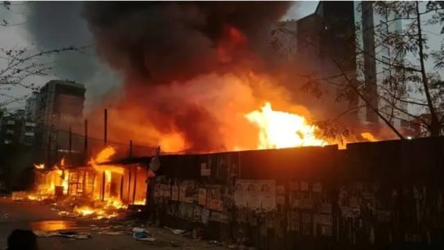 উত্তরার ১১ নম্বর সেক্টরের কাঁচাবাজারে ভয়াবহ আগুন