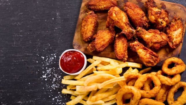 ভাজাপোড়ায় তেল টানবে কম, মেশাতে হবে যে জিনিস