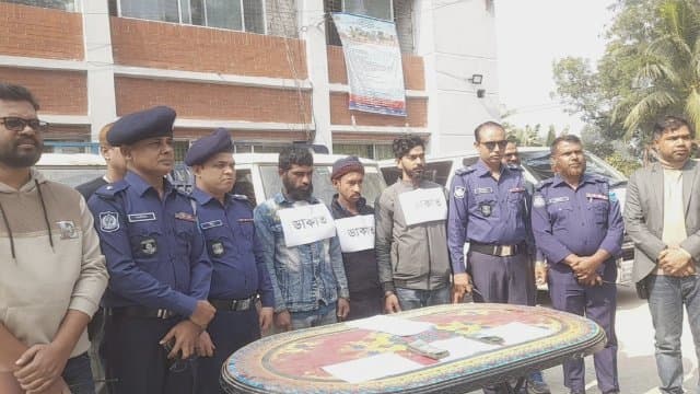 ভাঙ্গায় গরুবাহী পিকআপ ডাকাতি: তিন ডাকাত গ্রেপ্তার, উদ্ধার গরু-মাংস ও দেড় লাখ টাকা